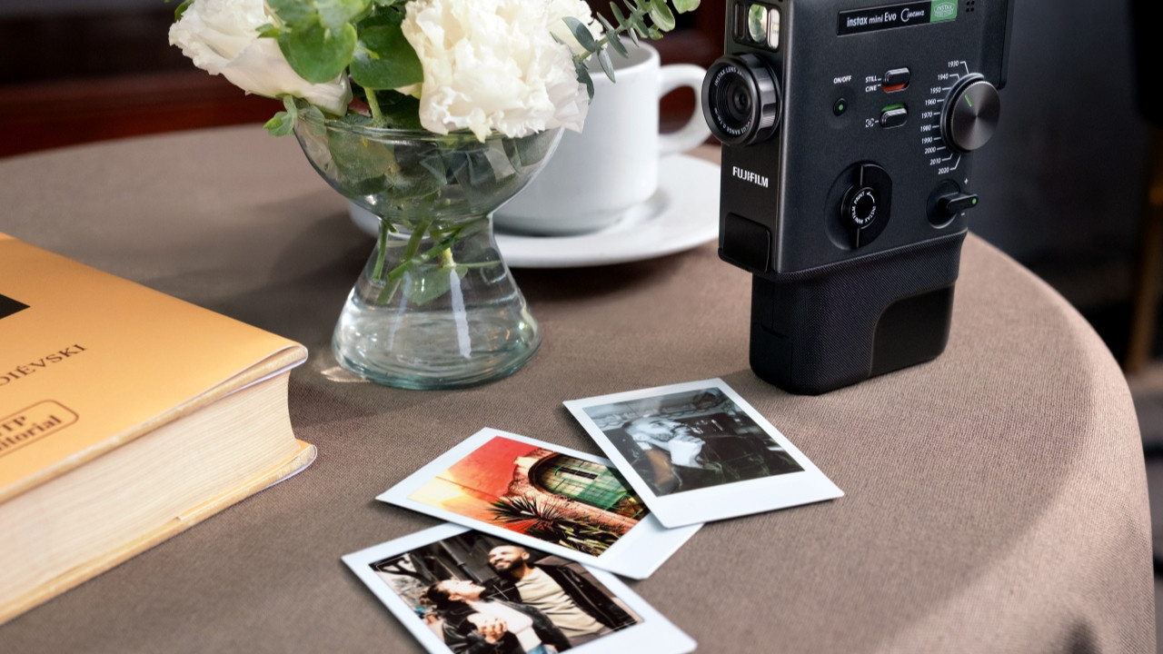 FUJIFILM, yeni 3’ü 1 Arada Hibrit Anlık Fotoğraf Makinesi instax mini Evo Cinema™’yı Tanıtıyor
