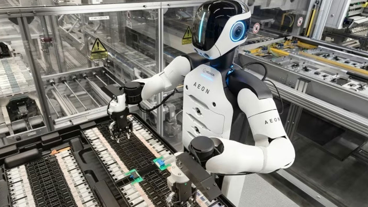 BMW, AI destekli insansı robotları devreye alıyor!