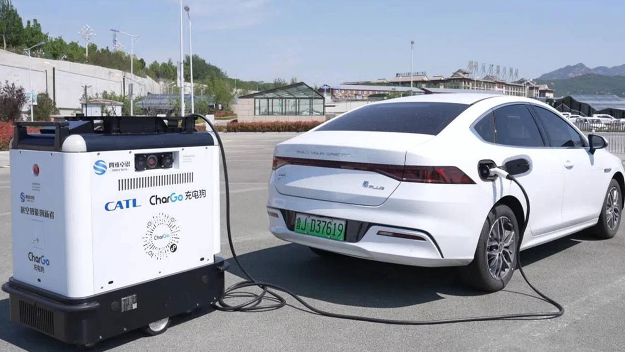 Şarj istasyonu ayağınıza geliyor: Çin’den mobil robot çözümü