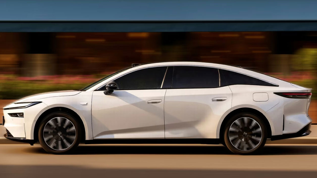 Tesla'ya dişli rakip! Toyota bZ7 hem ucuz hem daha hızlı şarj oluyor!