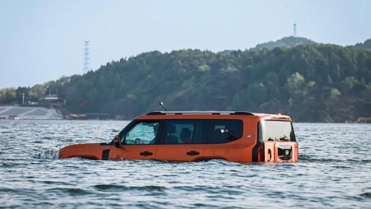 Chery'den BYD'ye cevap: Jetour G700 tekne gibi suda yüzüyor