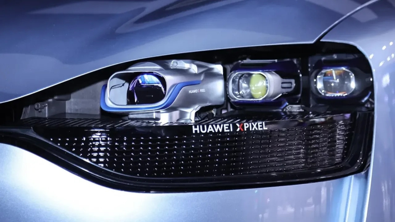 Huawei XPixel Teknolojisi ile Otomobil Farları Sinema Projeksiyonuna Dönüşüyor