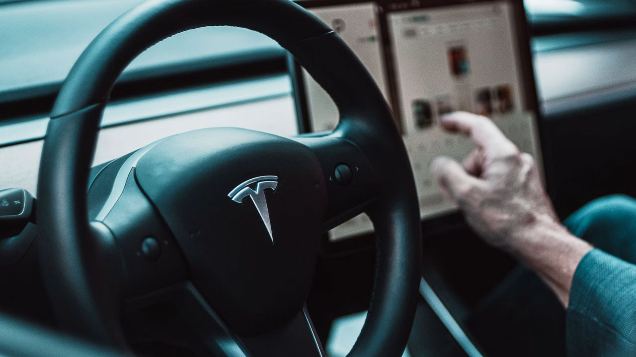 Tesla'nın Full Self-Driving yazılımı donanım yükseltme talep