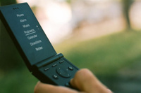 Light Flip: Minimalist Cihaz Üreticisi Renkli Flip Telefon Piyasaya Sürüyor