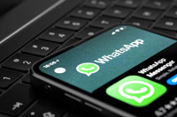 WhatsApp, Liquid Glass tasarımını iOS mesaj menüsünde yeniliyor