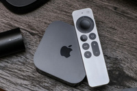 Yeni Apple TV dahili mikrofon ve hoparlörlü kumandayla gelebilir