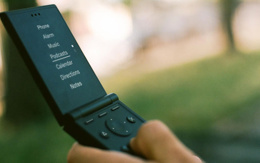 Light Flip: Minimalist Cihaz Üreticisi Renkli Flip Telefon Piyasaya Sürüyor