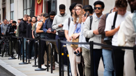 iPhone 17 satışa çıktı: Apple mağazalarında uzun kuyruklar oluştu