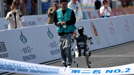 Akıllı telefon fiyatına robot tanıtıldı!