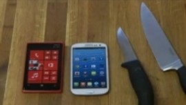 Nokia Lumia 920 ve Samsung Galaxy S3 bıçak testi