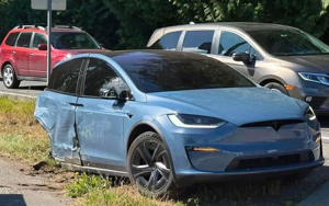Tesla FSD kaza yaptı: Araç ikiye bölündü