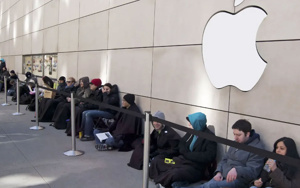 iPhone Duo’ya yoğun ilgi: Mağaza önlerinde uzun kuyruklar oluştu