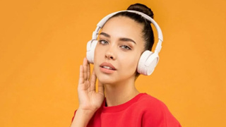 Kulaküstü kablosuz kulaklığın fiyatı yarı yarıya düştü! Bu fırsat kaçmaz!