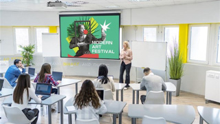 Panasonic, dünyanın en küçük ve en parlak 8.000lm VMZ82 serisi projektörlerini sergiliyor