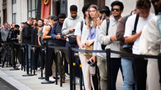 iPhone 17 satışa çıktı: Apple mağazalarında uzun kuyruklar oluştu