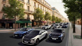 DS AUTOMOBILES, 20 özel DS N°8 araçtan oluşan bir filo ile Paris Moda Haftası'nı elektriklendirdi