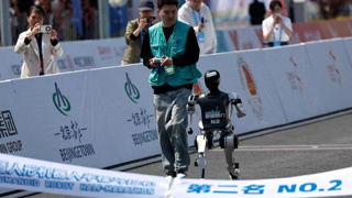 Akıllı telefon fiyatına robot tanıtıldı!