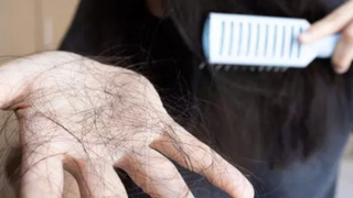 Tek bir şiddetli stres olayı, tekrarlayan saç dökülmesini tetikleyebilir