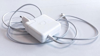 Apple, en pahalı MacBook adaptörünü yeniledi
