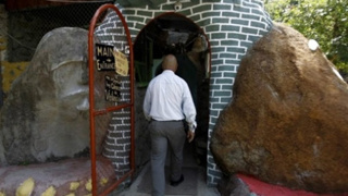 Kendi başına Yeraltı Hobbit Evi inşa etti