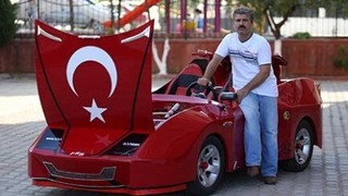 Oğluna akülü araba alamadı ama yaptı!