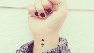 Vücutlarına noktalı virgül dövmesi yaptırıyorlar