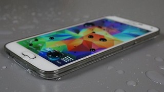 Samsung, Galaxy S5'in suya dayanıklı olduğunu bize hatırlatıyor