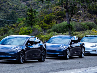 Tesla'nın geliri toparlanıyor ancak kar marjı düşüyor, yeni ürünlerin üretimi erteleniyor