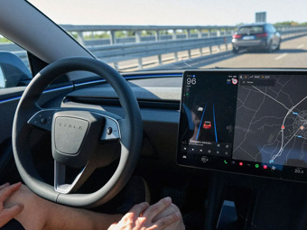 Tesla’ya büyük şok: Eski yöneticiden güvenlik ihmali davası!