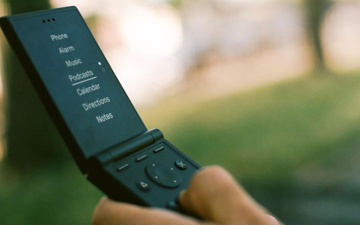 Light Flip: Minimalist Cihaz Üreticisi Renkli Flip Telefon Piyasaya Sürüyor