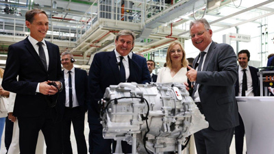 OtomobilYeni elektrikli Polo'ya güç verecek motor seri üretime girdiVolkswagen’den dev adım! Merakla beklenen yeni elektrikli Polo ve GTI modellerine güç verecek "MEBeco" motorunun seri üretimi resmen başladı. İşte 350 milyon euroluk dev yatırımın detayları...