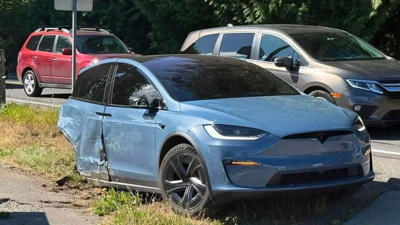 Tesla FSD kaza yaptı: Araç ikiye bölündü
