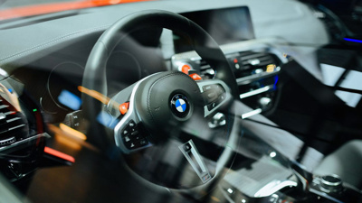 BMW araç ekranlarında Spider-Man reklamı yayınlıyor