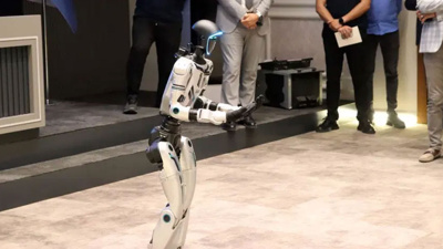 İnsan görünümlü robot belediyede işe başladı