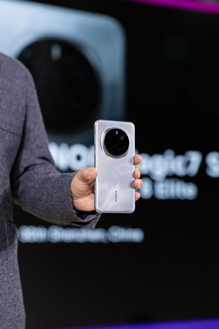 Honor Magic 7 Pro Snapdragon Summit'te Resmen Gösterildi - Resim : 1