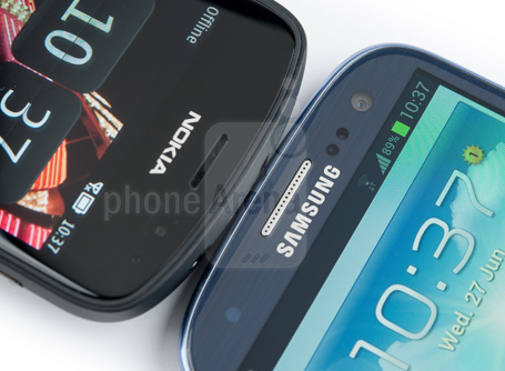1341843592_nokia-808-pureview-vs-samsung-galaxy-s-iii-04.jpg