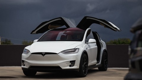Elon Musk robotları suçladı