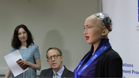 Robot Sophia Gürcistan yollarında!