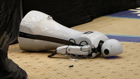 Antalya'da insansı robot sahneden düşüp parçalandı!