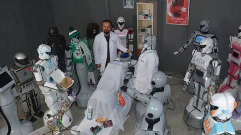 Sahneden düşen robotu arkadaşları ziyaret ettiler