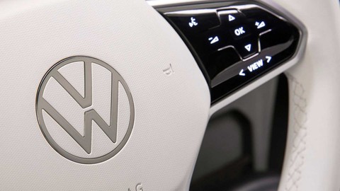 Volkswagen logosunu değiştirdi