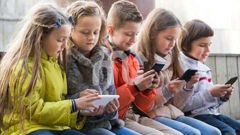 Çocuğunuz telefonda ne yapıyor? İşte araştırma sonuçları