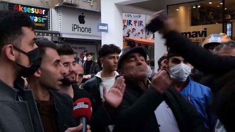 "Telefonunu çıkar" diyen adamın ağzına telefon sokulan video viral oldu