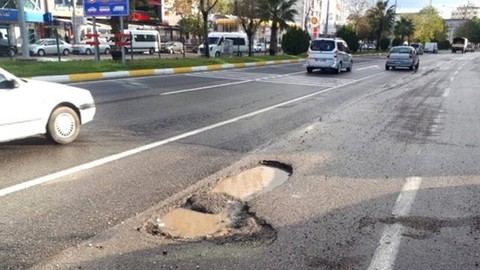 Yoldaki çukur yüzünden kaza yapanlar tazminat isteyebilecek!
