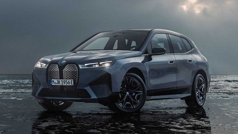 BMW renk değiştiren arabasıyla ilgileri üstüne topladı
