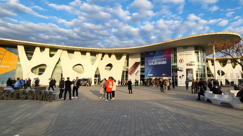 Geleceğin teknolojileri fuarında ikinci gün! MWC 2022