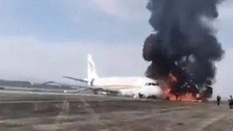 Yolcu uçağı kalkış sırasında alev aldı!