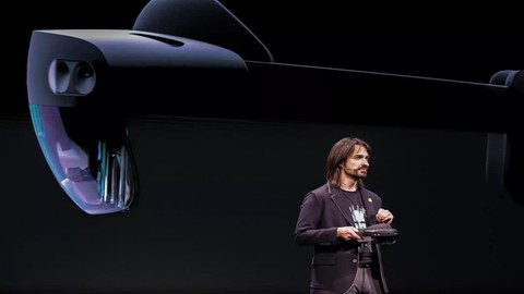 Microsoft HoloLens mucidi sanal gözlüklerle uygunsuz davrandığı için istifa edecek!