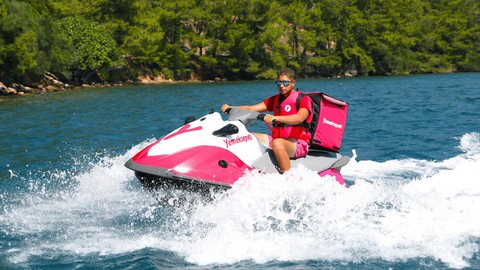 Yemek Sepeti jet ski ile teslimat yapmaya başladı!