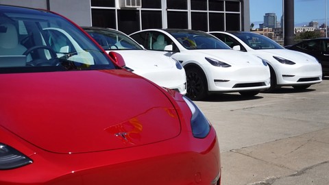 Tesla otonom sürüşü test ettiği videolar ile tepki topladı